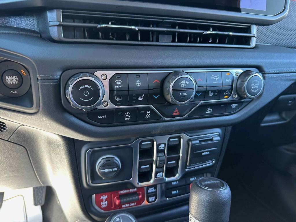 new 2025 Jeep Gladiator car, priced at $48,682