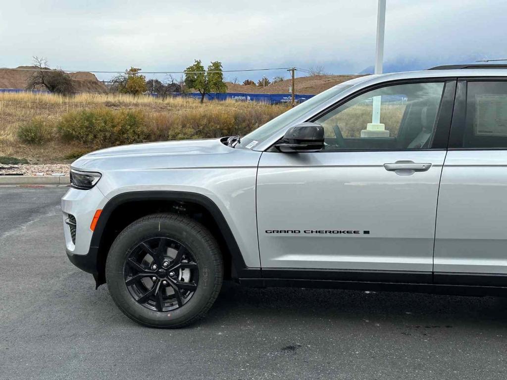 new 2025 Jeep Grand Cherokee car, priced at $43,789