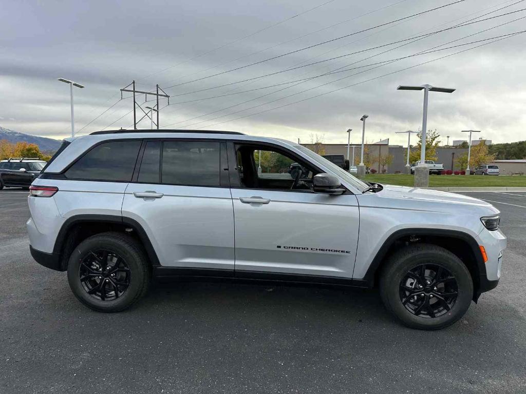 new 2025 Jeep Grand Cherokee car, priced at $43,789