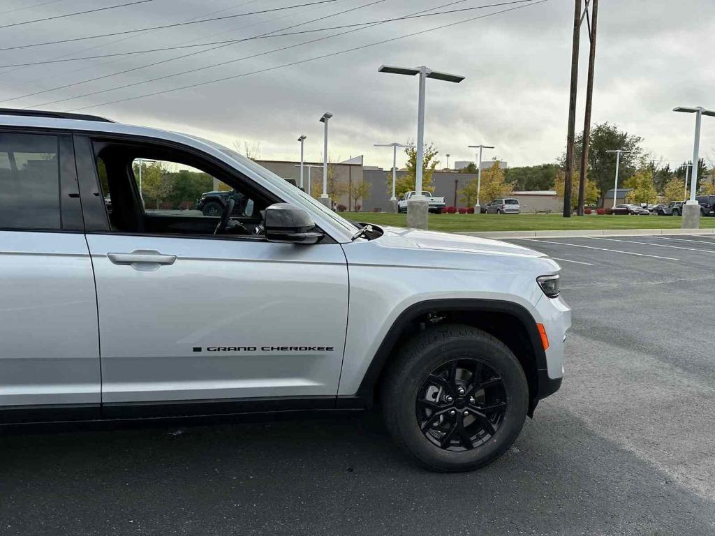 new 2025 Jeep Grand Cherokee car, priced at $43,789