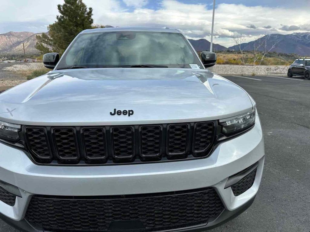 new 2025 Jeep Grand Cherokee car, priced at $43,789