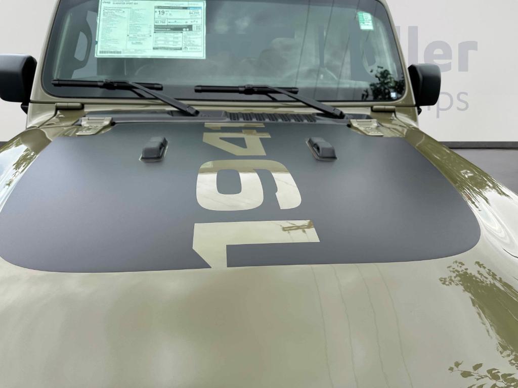 new 2025 Jeep Gladiator car, priced at $39,356