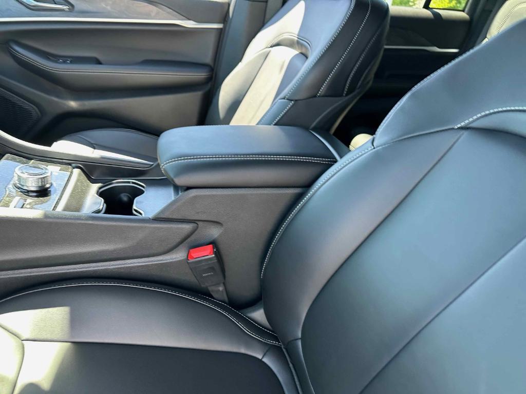 new 2025 Jeep Grand Cherokee car, priced at $43,897