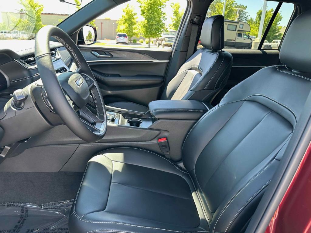 new 2025 Jeep Grand Cherokee car, priced at $43,897