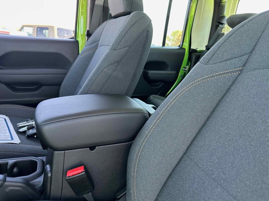 new 2025 Jeep Gladiator car, priced at $39,623