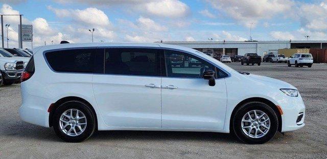 new 2025 Chrysler Pacifica car, priced at $45,325