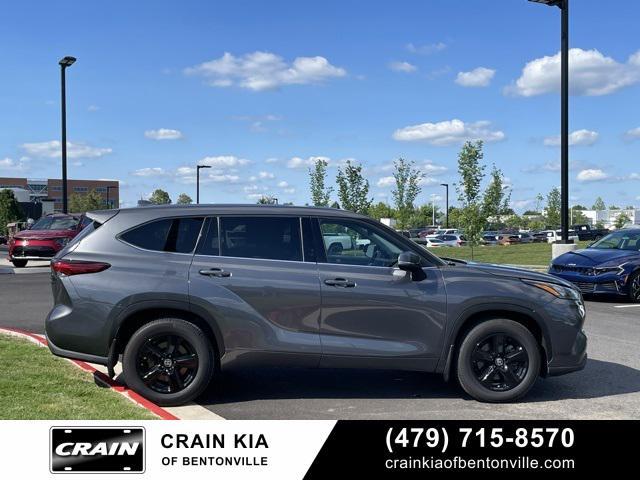 used 2020 Toyota Highlander car, priced at $28,900