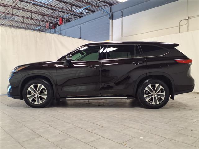 used 2022 Toyota Highlander car, priced at $33,809