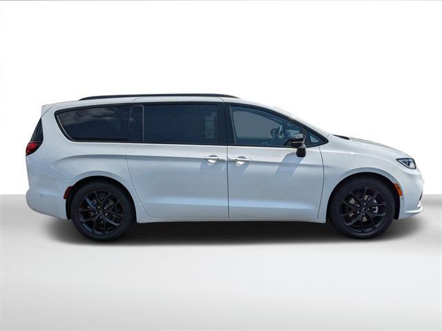new 2024 Chrysler Pacifica car, priced at $47,273