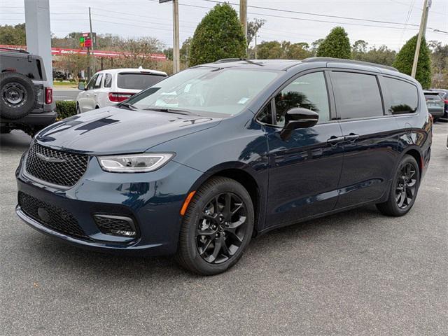 new 2025 Chrysler Pacifica car, priced at $44,716