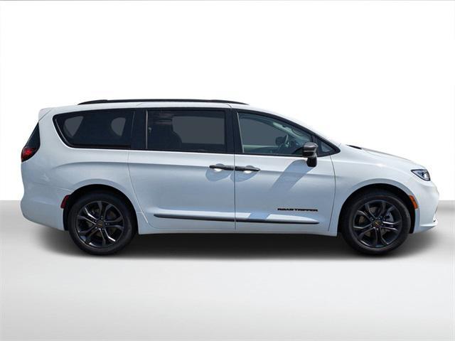 new 2024 Chrysler Pacifica car, priced at $40,190