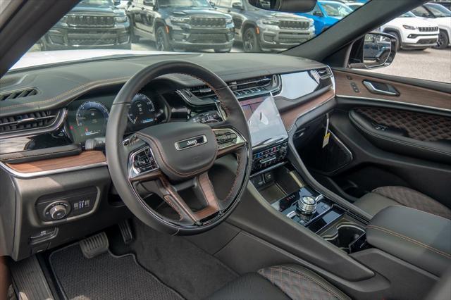 new 2025 Jeep Grand Cherokee car, priced at $58,900
