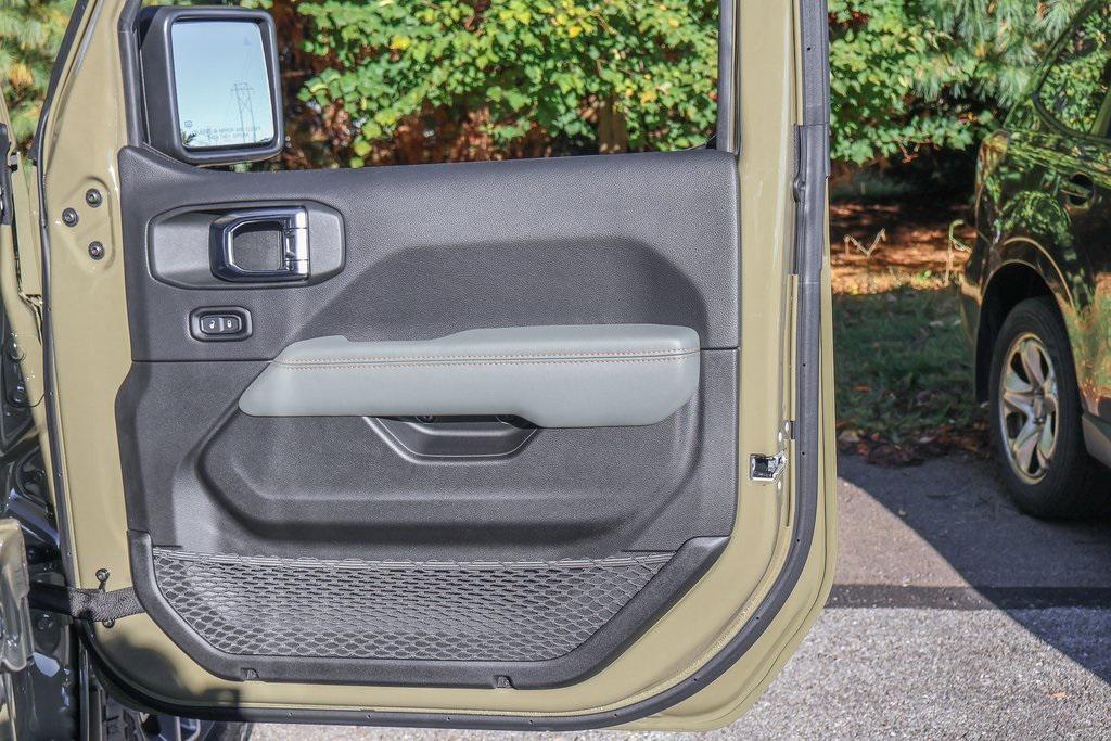 new 2025 Jeep Gladiator car, priced at $58,940