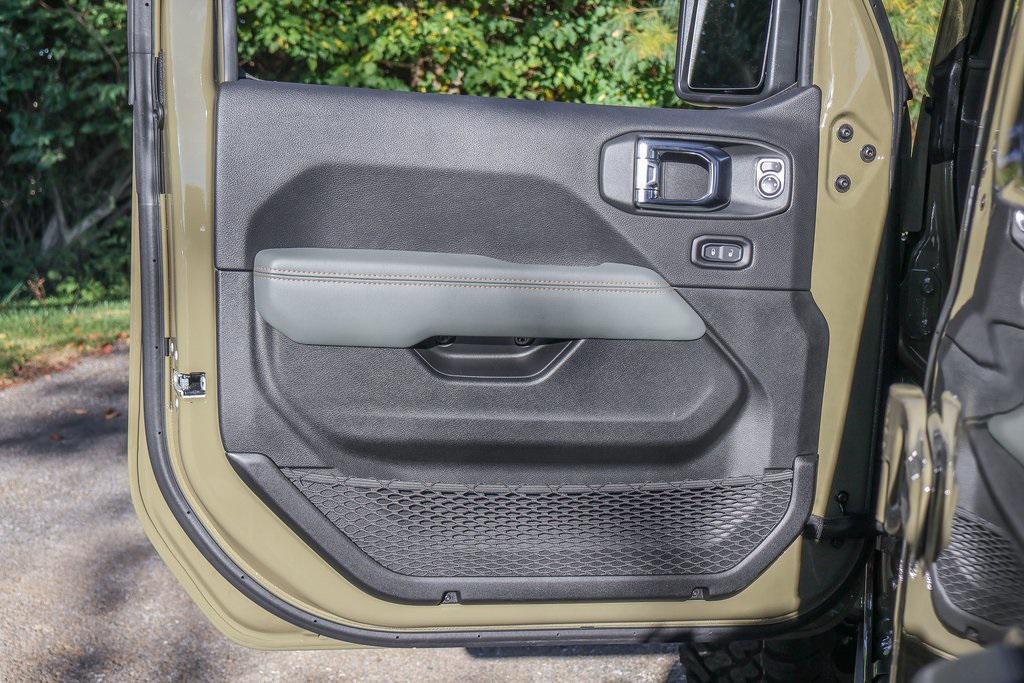 new 2025 Jeep Gladiator car, priced at $58,940