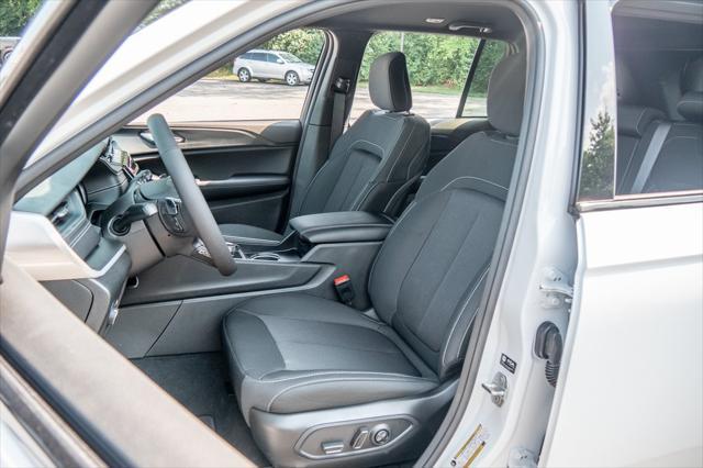 new 2024 Jeep Grand Cherokee car, priced at $33,745