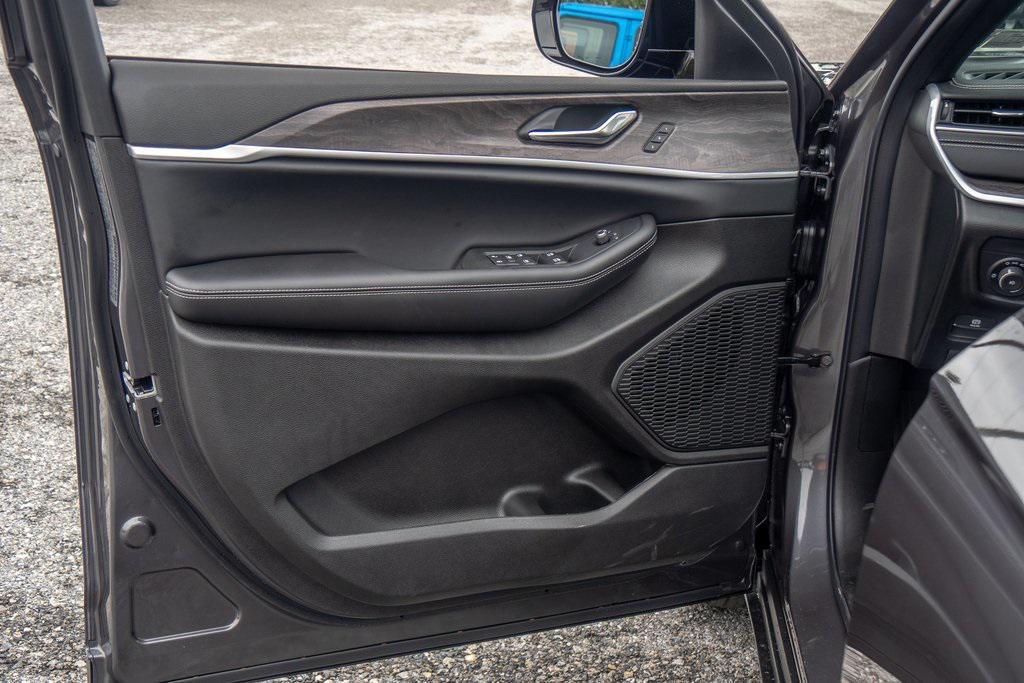 new 2025 Jeep Grand Cherokee car, priced at $45,528