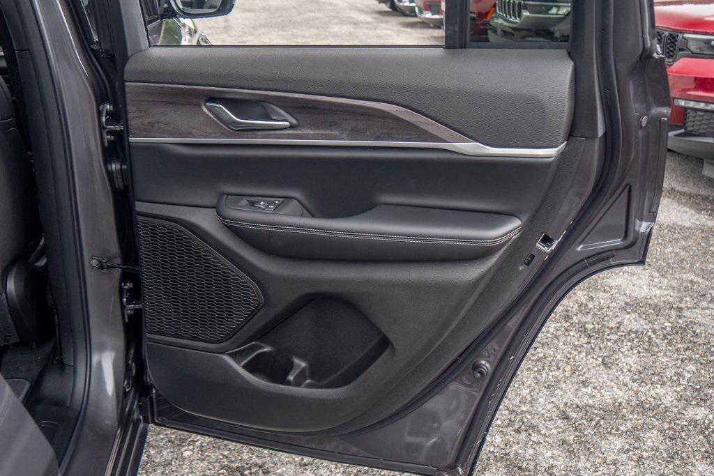 new 2025 Jeep Grand Cherokee car, priced at $45,528
