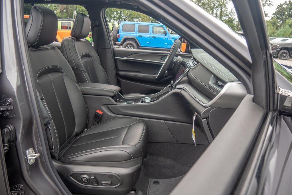 new 2025 Jeep Grand Cherokee car, priced at $45,528