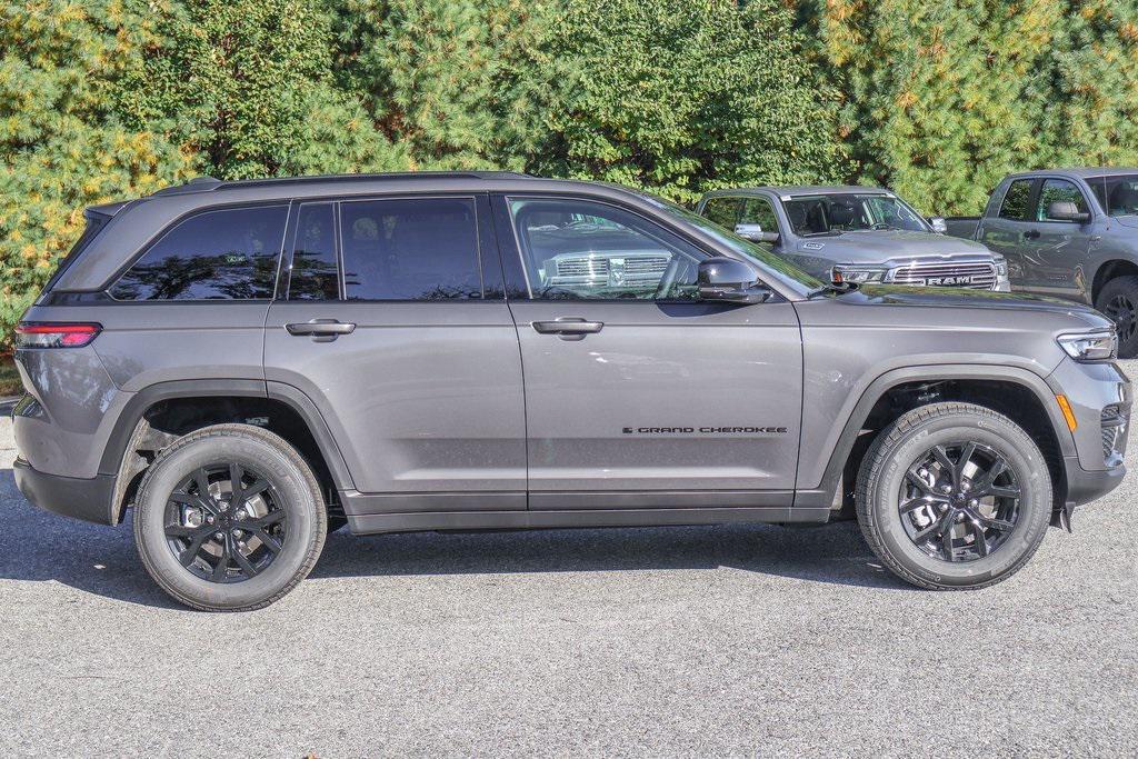 new 2025 Jeep Grand Cherokee car, priced at $42,829