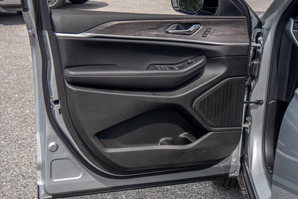 new 2025 Jeep Grand Cherokee car, priced at $45,528