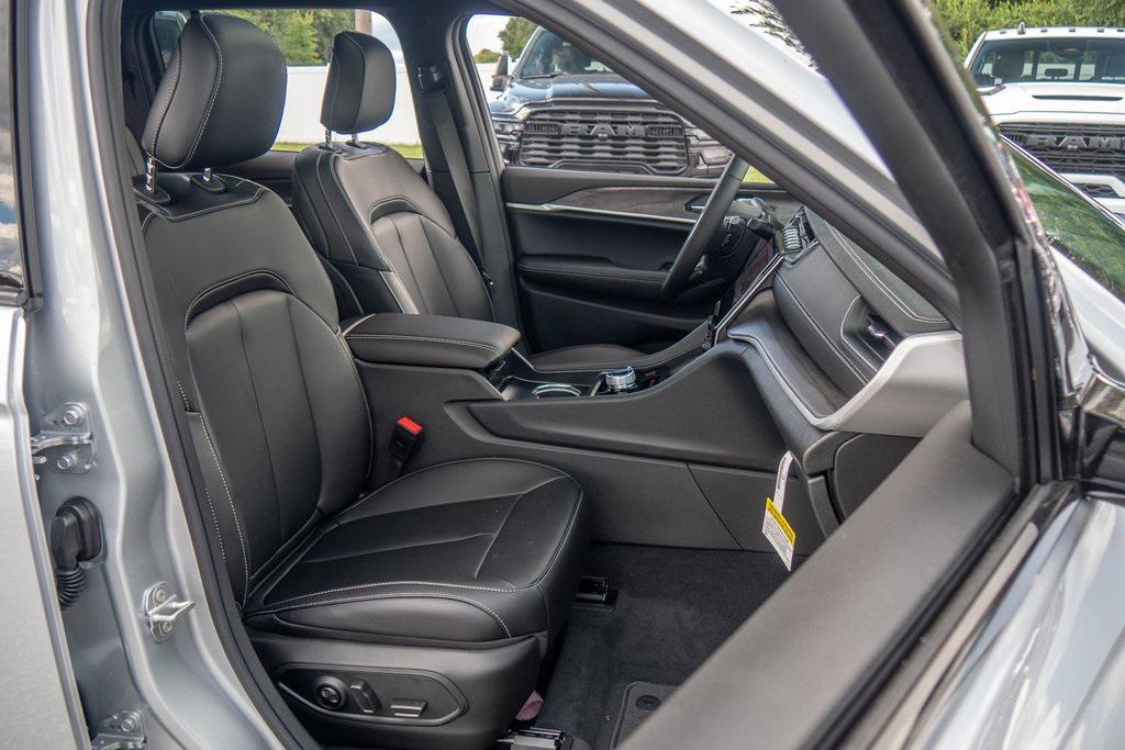 new 2025 Jeep Grand Cherokee car, priced at $45,528