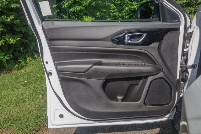 new 2025 Jeep Compass car, priced at $28,499
