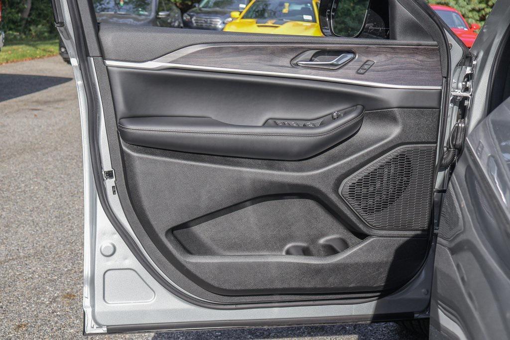 new 2025 Jeep Grand Cherokee car, priced at $46,073