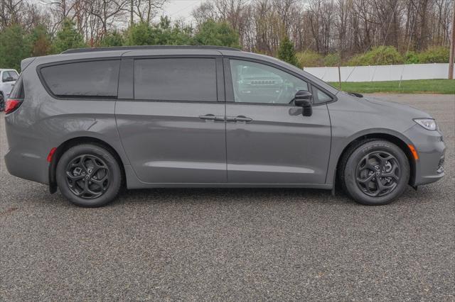 new 2025 Chrysler Pacifica Hybrid car, priced at $42,888