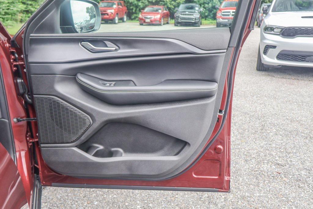 new 2025 Jeep Grand Cherokee L car, priced at $39,829