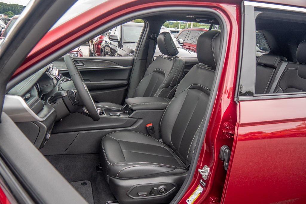 new 2025 Jeep Grand Cherokee car, priced at $44,449