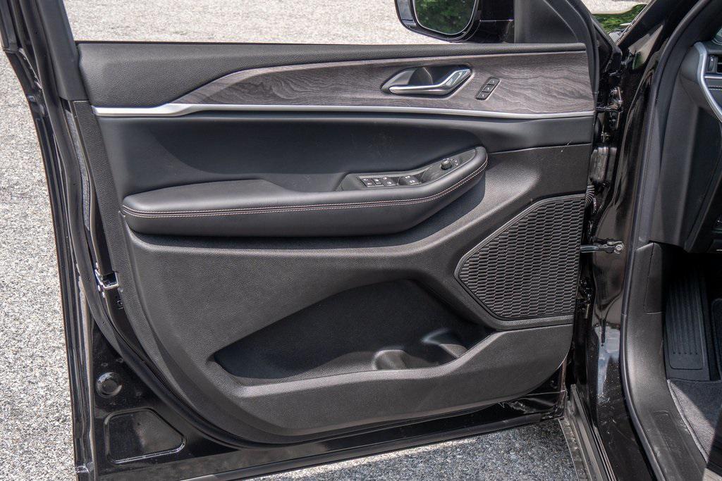 new 2025 Jeep Grand Cherokee car, priced at $47,184
