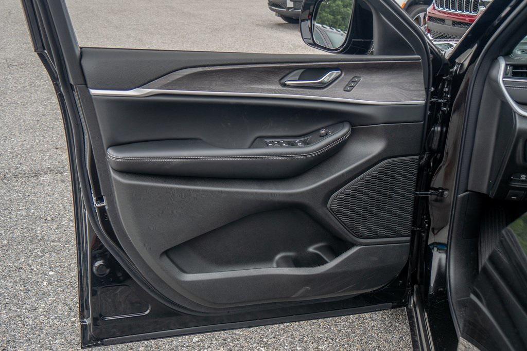 new 2025 Jeep Grand Cherokee car, priced at $46,028