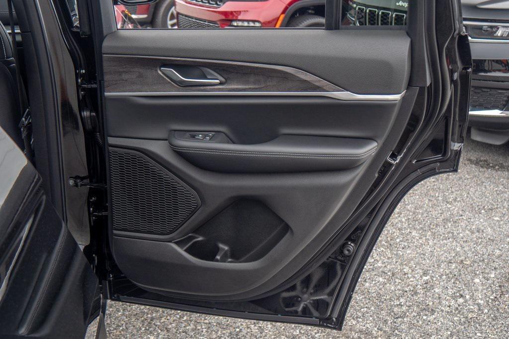 new 2025 Jeep Grand Cherokee car, priced at $46,028