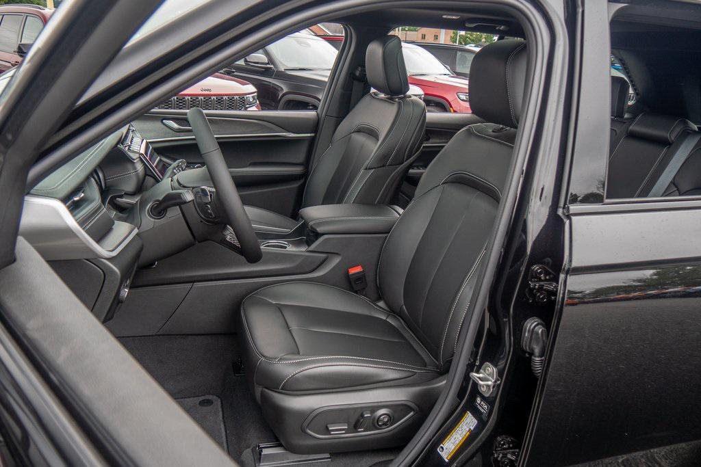 new 2025 Jeep Grand Cherokee car, priced at $46,028