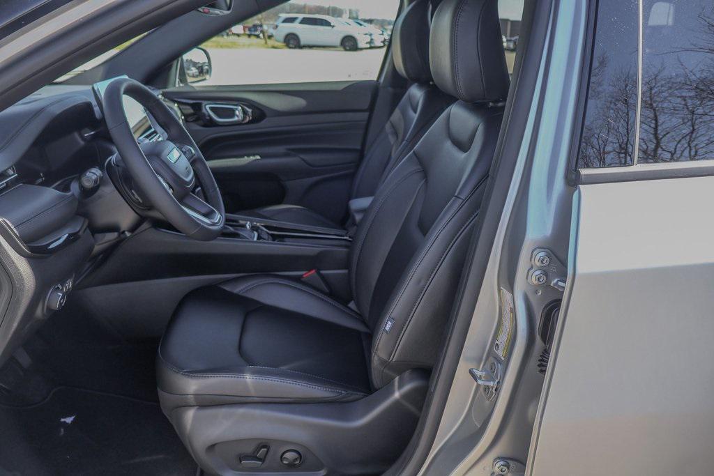 new 2025 Jeep Compass car, priced at $31,995