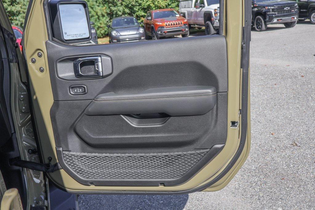 new 2025 Jeep Gladiator car, priced at $49,975