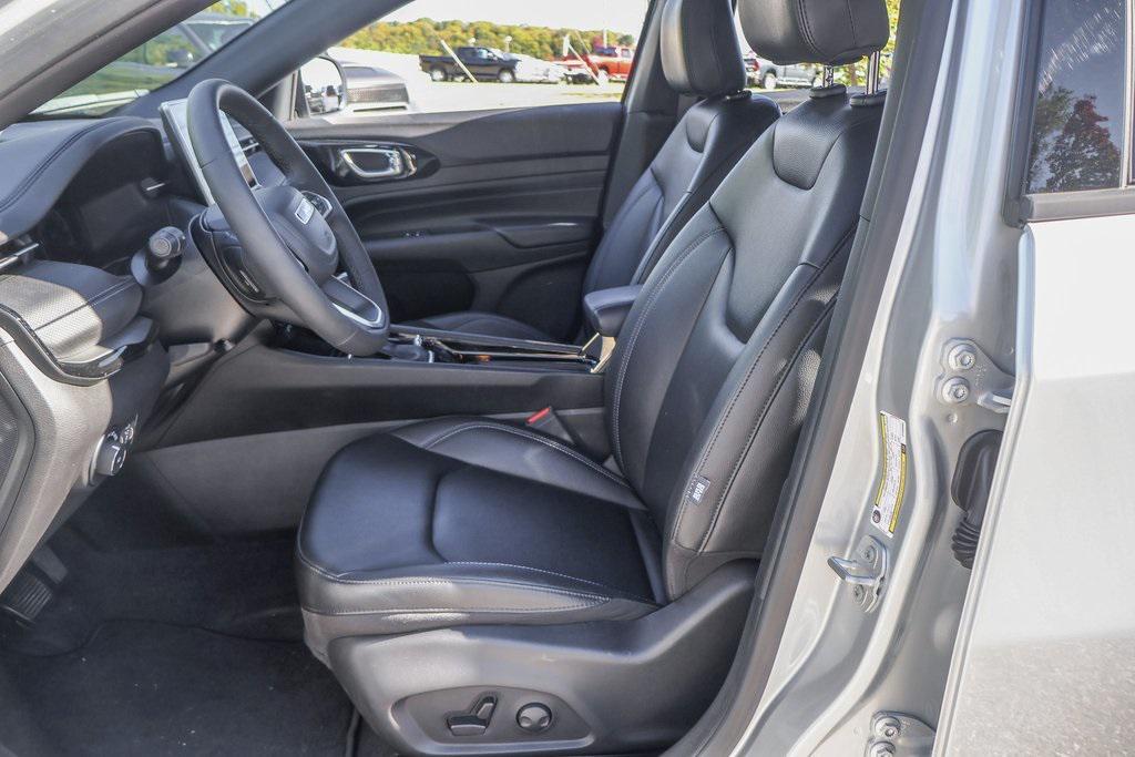 new 2025 Jeep Compass car, priced at $29,500