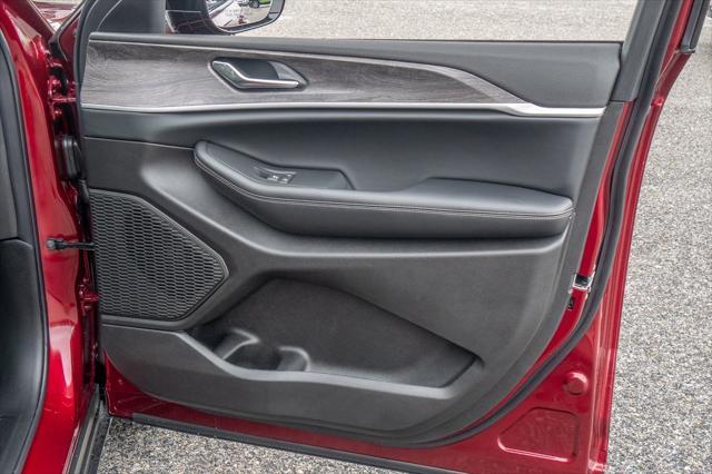 new 2025 Jeep Grand Cherokee car, priced at $45,939