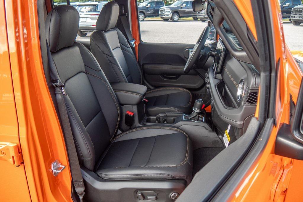 new 2025 Jeep Gladiator car, priced at $50,275