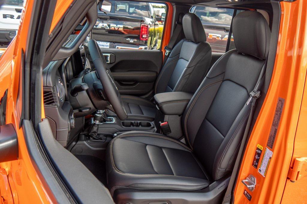 new 2025 Jeep Gladiator car, priced at $50,275