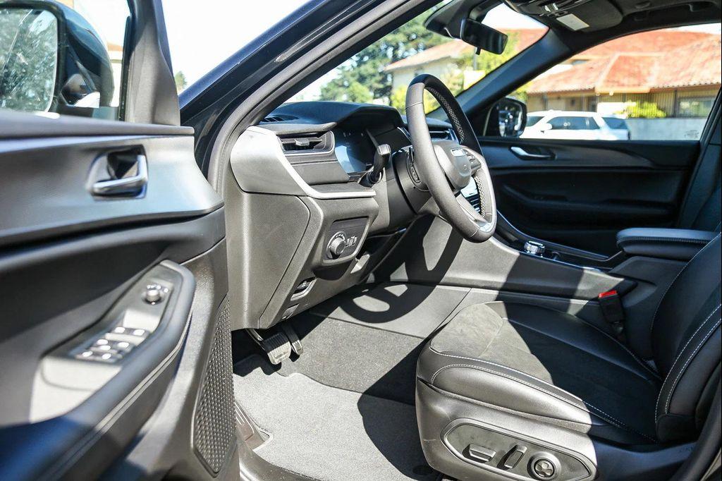 new 2025 Jeep Grand Cherokee car, priced at $46,375