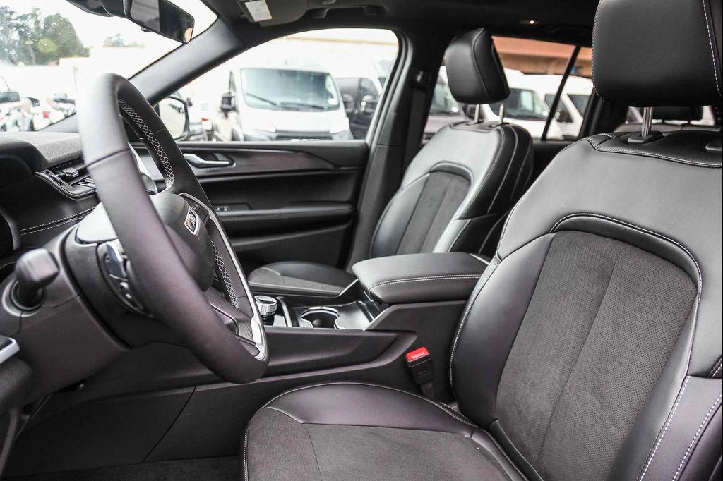 new 2025 Jeep Grand Cherokee car, priced at $45,888