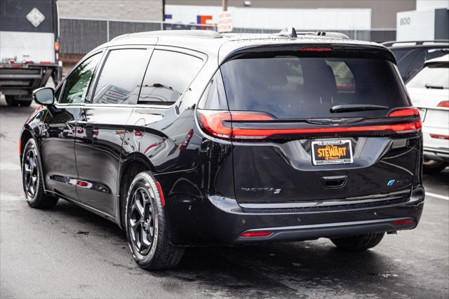 new 2025 Chrysler Pacifica Hybrid car, priced at $59,780