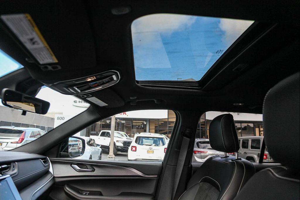 new 2025 Jeep Grand Cherokee car, priced at $48,375