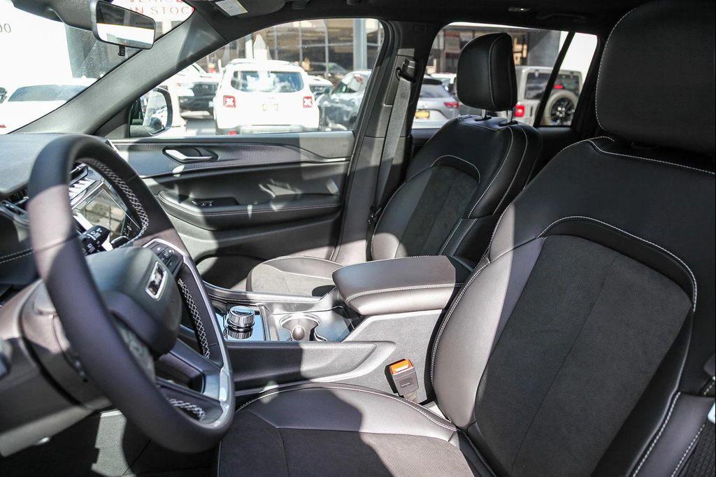 new 2025 Jeep Grand Cherokee car, priced at $48,375