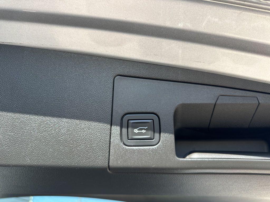 used 2017 Cadillac XT5 car, priced at $21,148