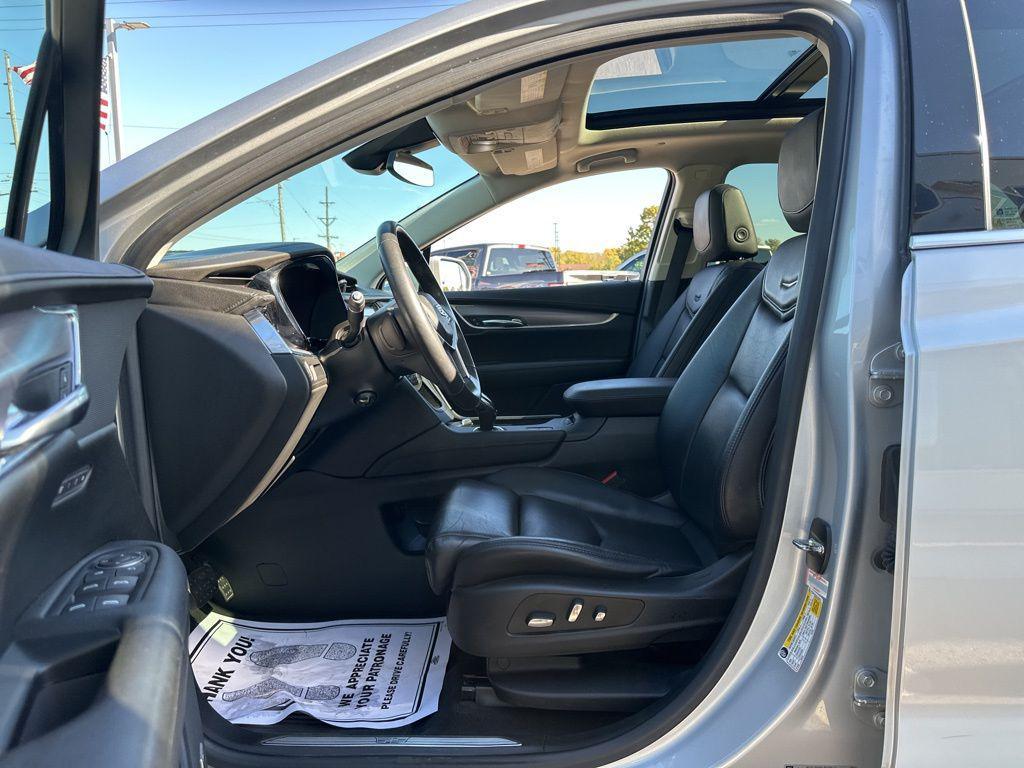 used 2017 Cadillac XT5 car, priced at $21,148