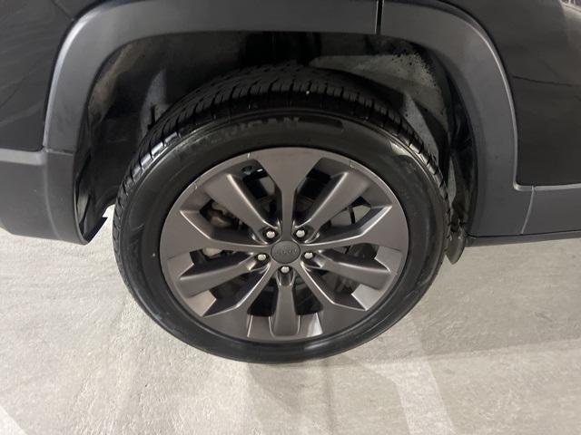 used 2021 Jeep Cherokee car, priced at $17,491