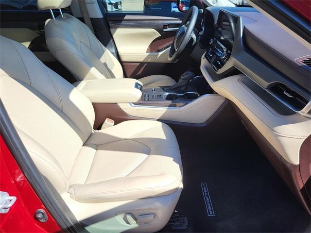 used 2020 Toyota Highlander car, priced at $26,391