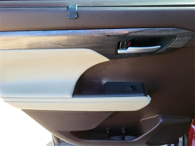 used 2020 Toyota Highlander car, priced at $26,391